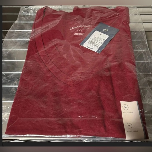 Universal Thread Women's Short Sleeve V-Neck T-Shirt Maroon NEW - Picture 4 of 4
